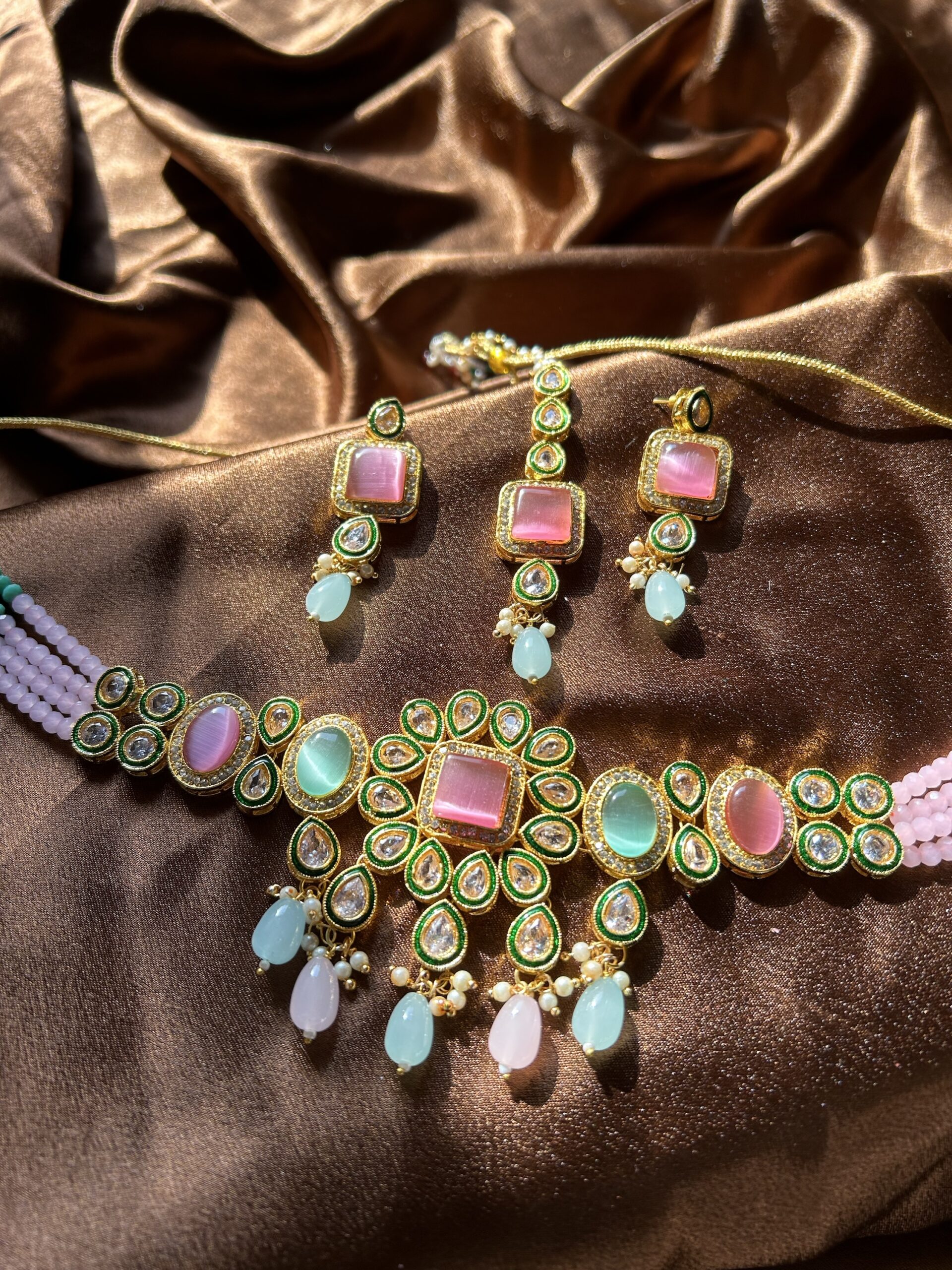 Kundan Neckset With Mangtika - Pink and green