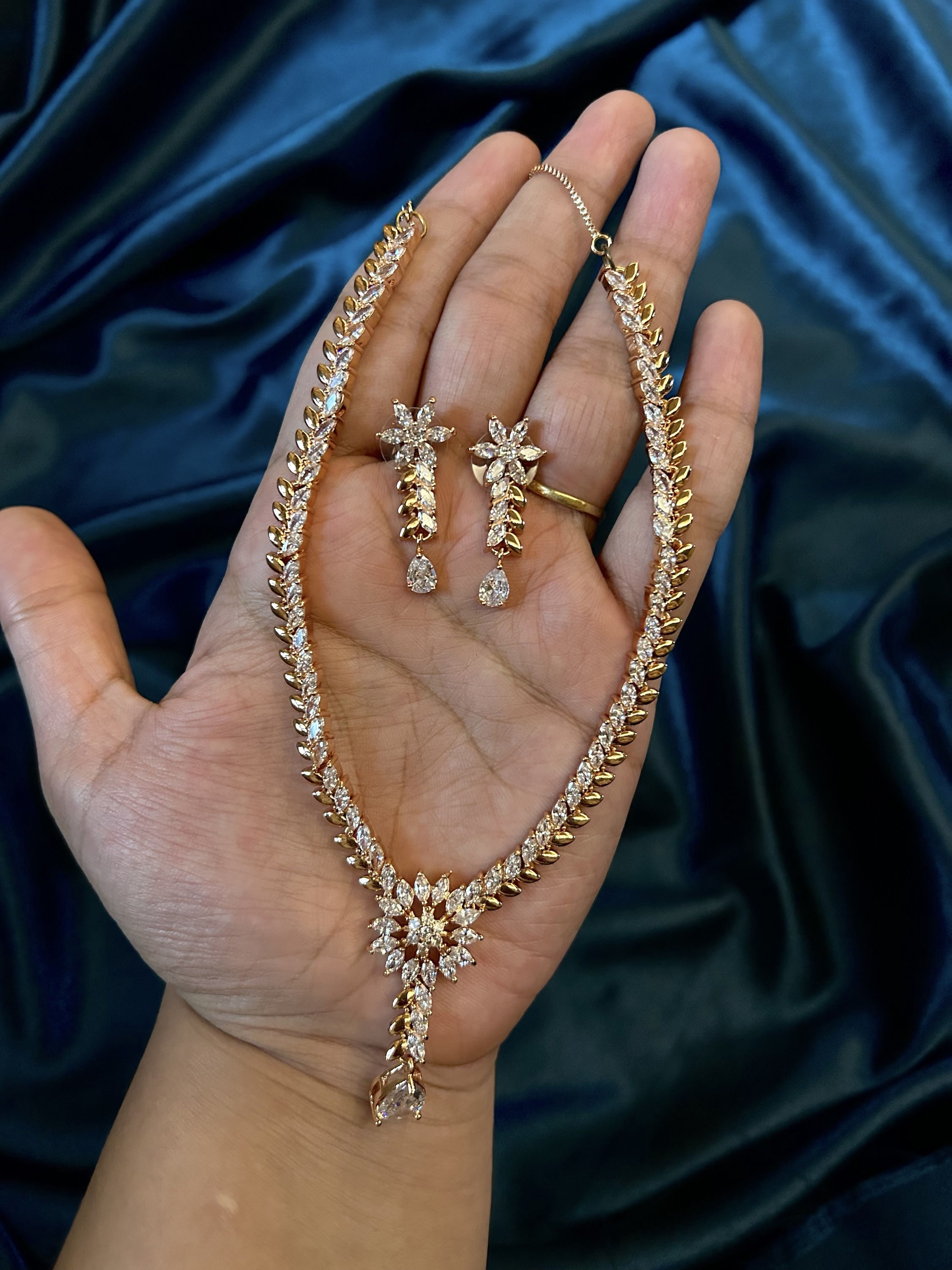 DC AD Necklace Set