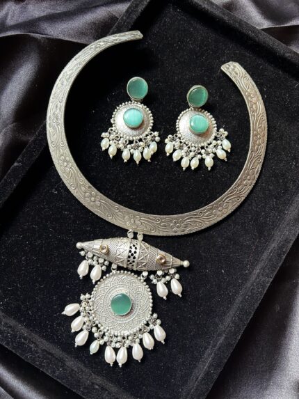 Hasli With hanging Pendant and Earrings - Mint