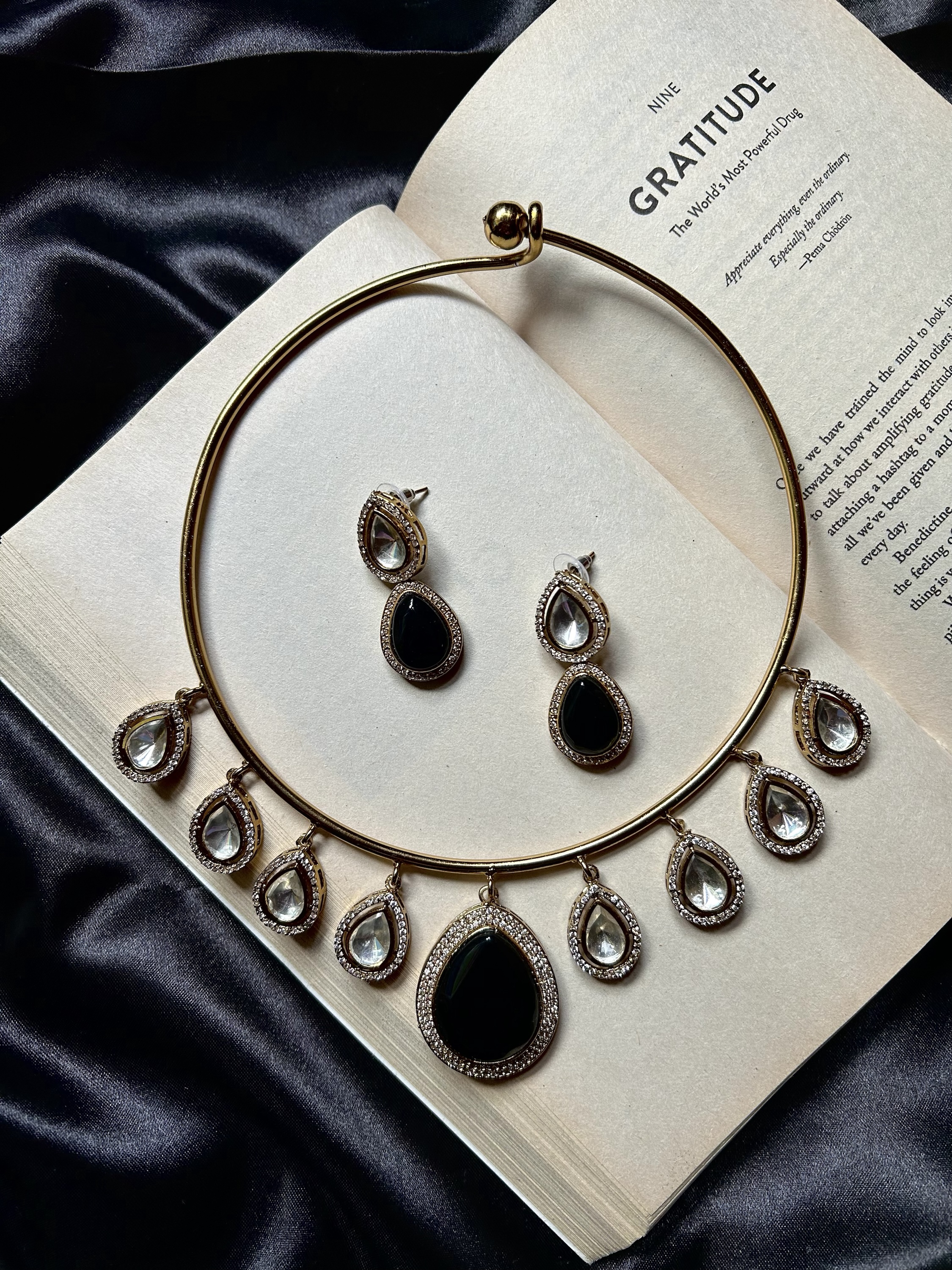 Hasli necklace Set With Earrings - Black