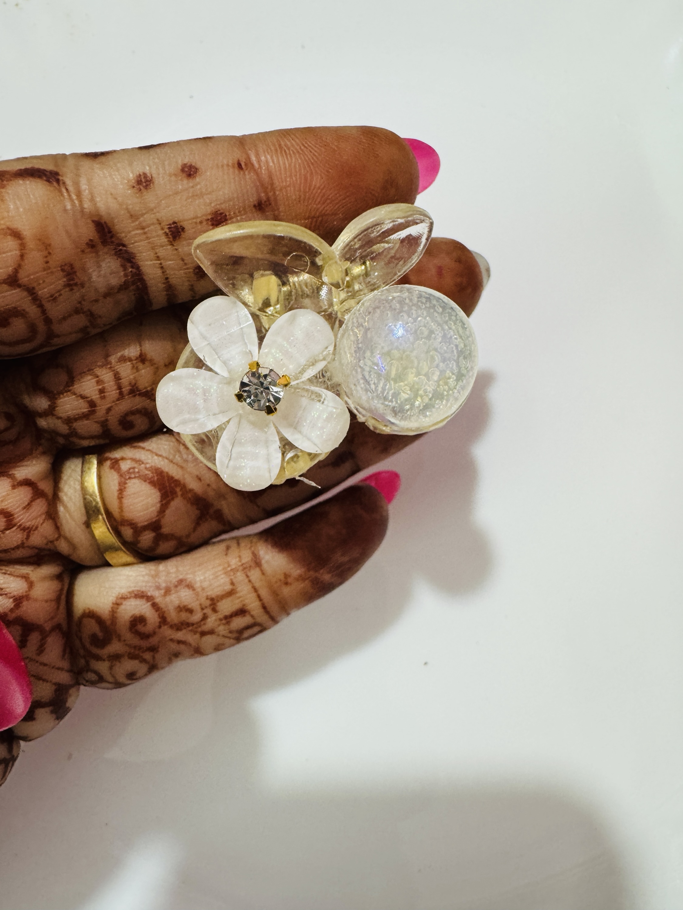 Pearl Flower Clutchure - White
