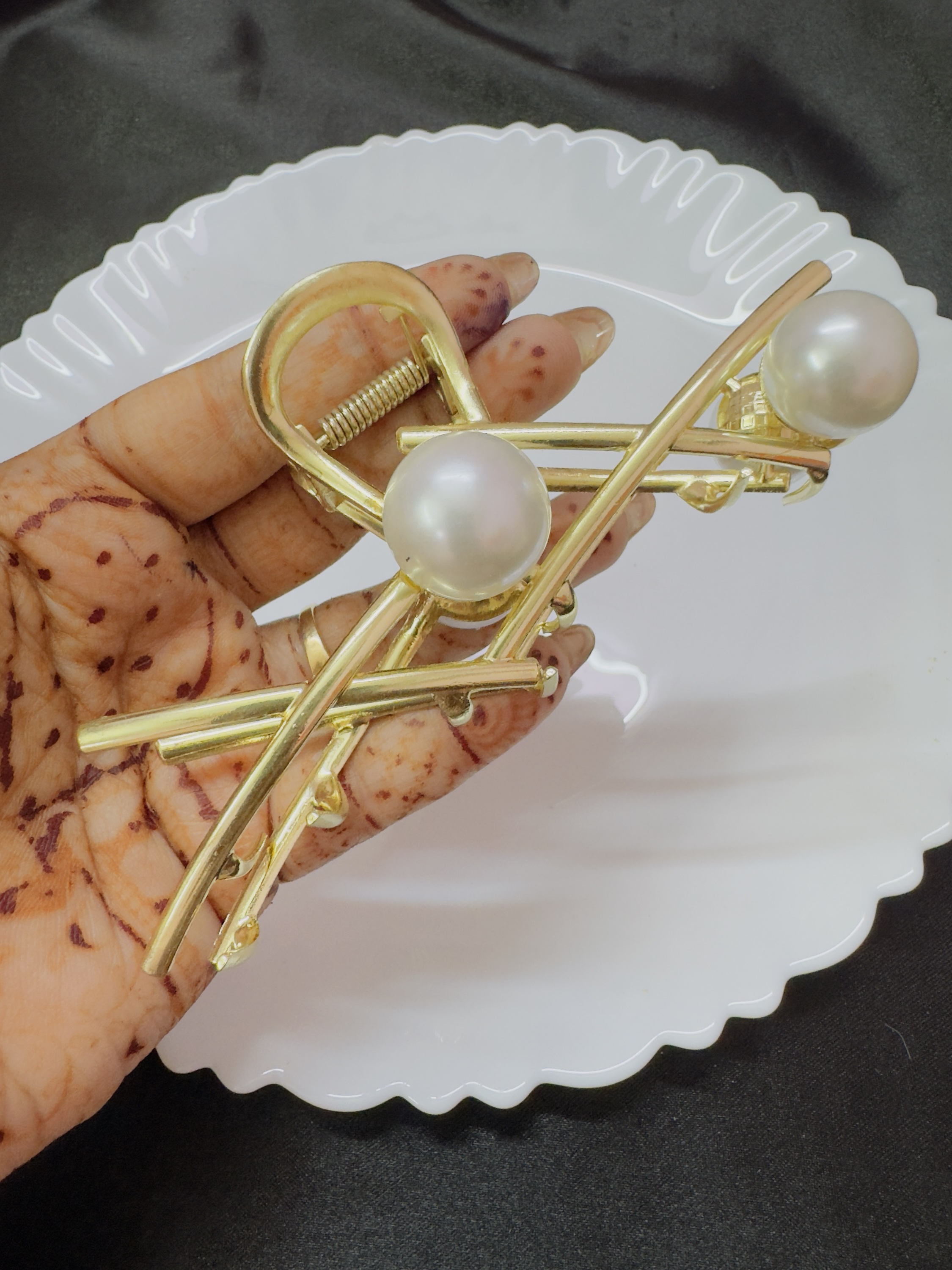 Big Metal Pearl Clutchure
