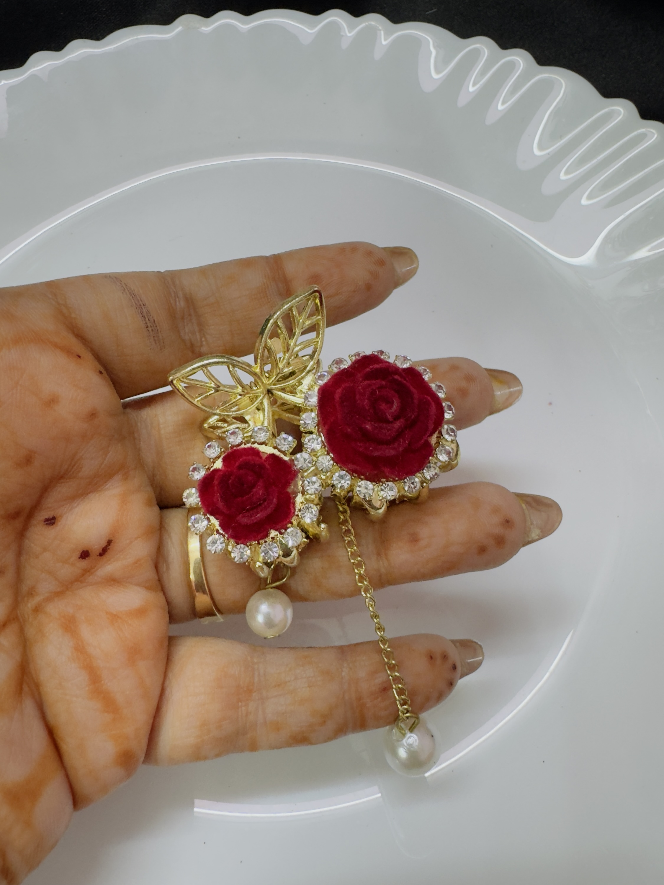 Marron Metal Clutchure With Pearl