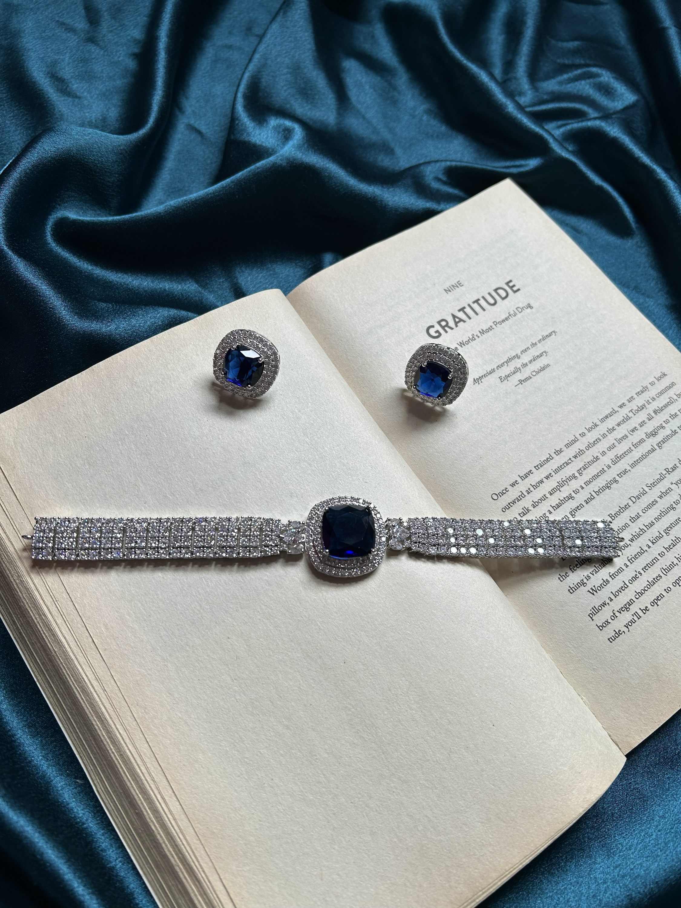 AD Neckpiece Set With Studs - Dark blue
