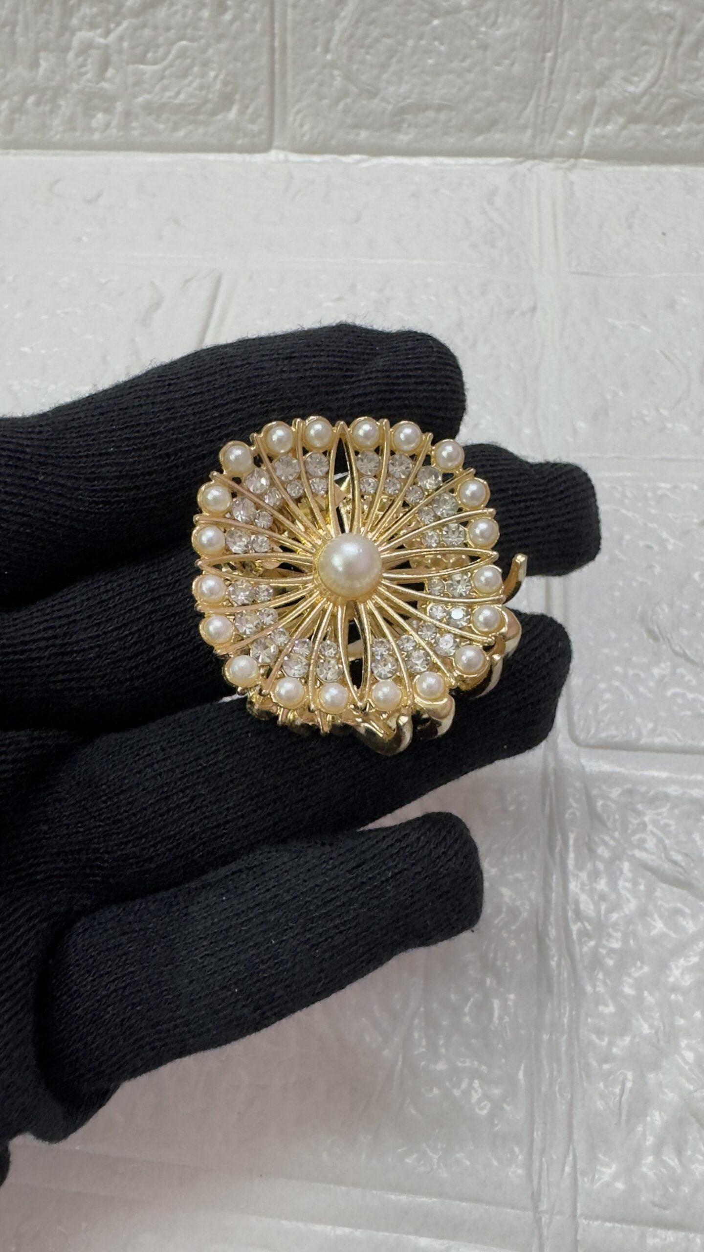 Metal Pearl Clutchure