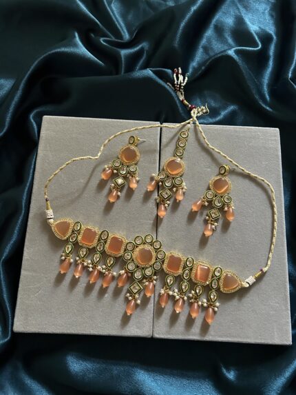Monalisa Necklace Set With Mangtika - Peach
