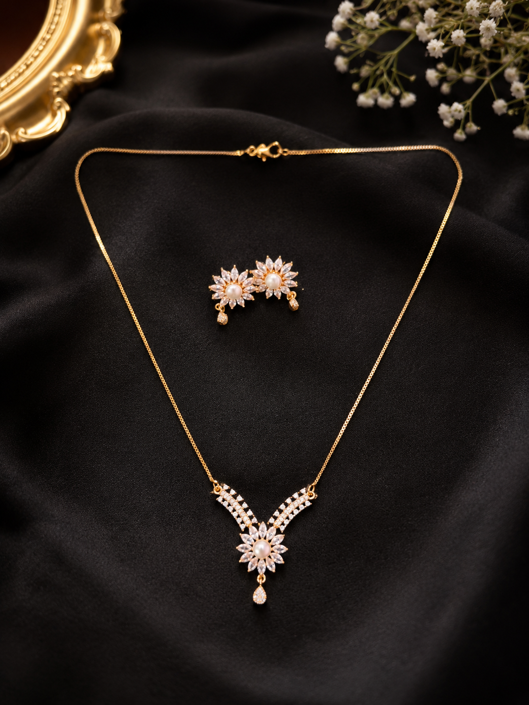 DC Chain Pendant With Earrings